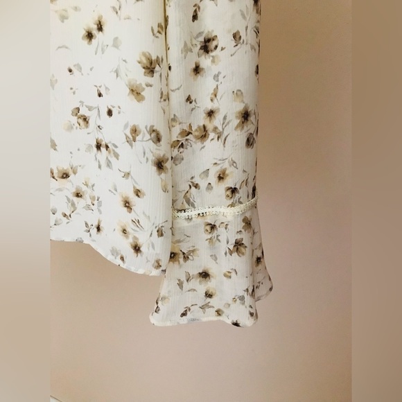 NWOT Nine & Co. Floral Button-Up Sheer Top With Bell Sleeves. Size 8 - Picture 5 of 6